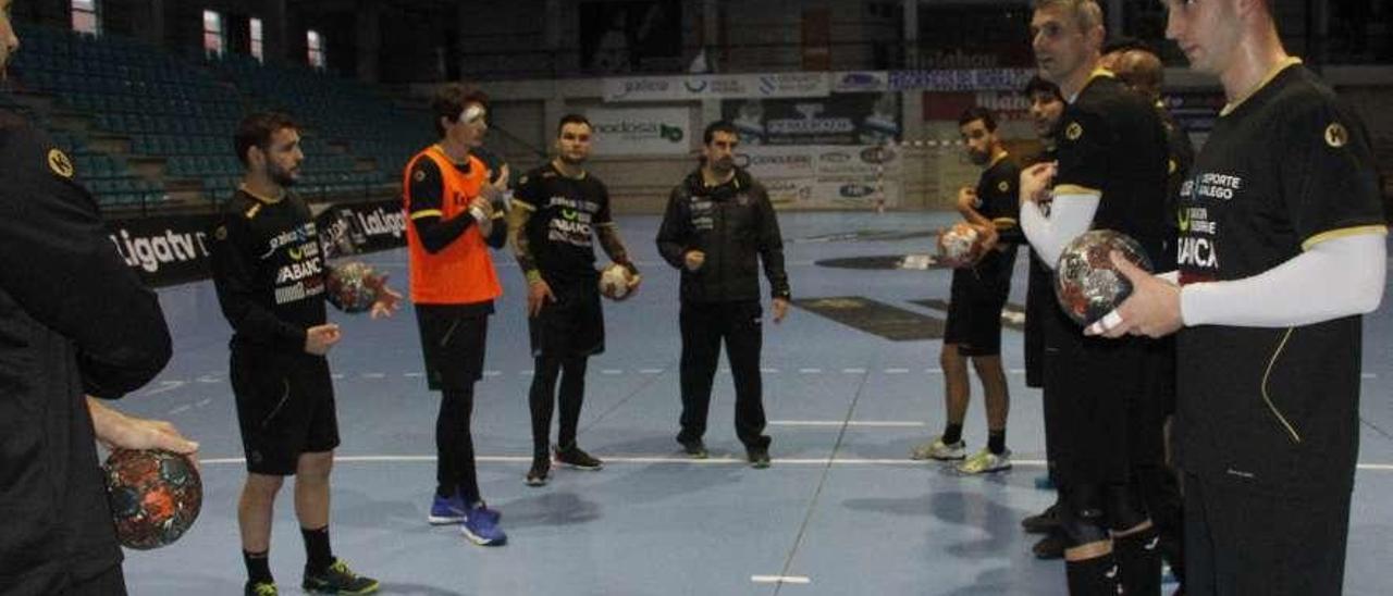 Un momento de la sesión preparatoria de ayer del Frigoríficos en el pabellón de O Gatañal. // Santos Álvarez