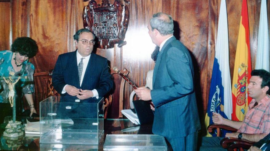 Ángel Trujillo Jorge recibe el bastón de alcalde de manos de Óscar Bautista en 1991.