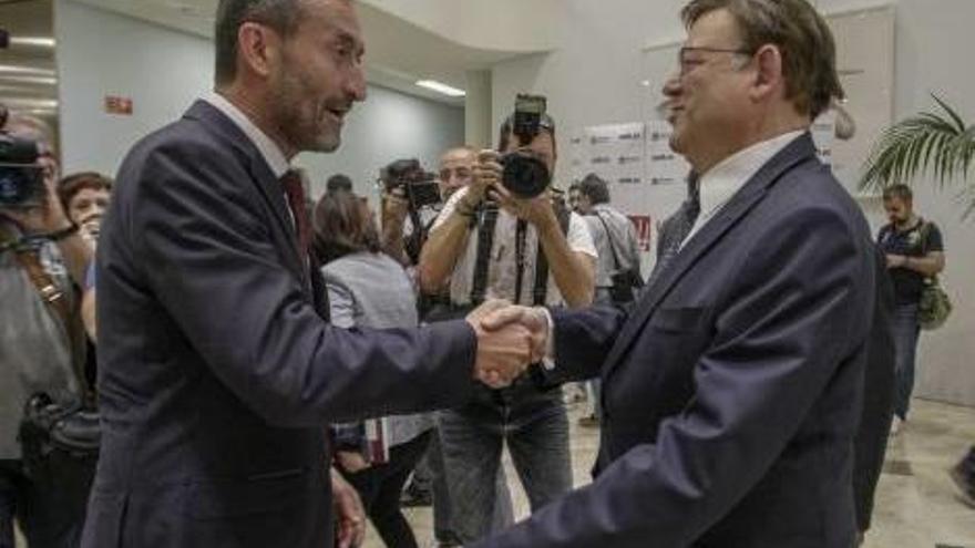 Ximo Puig saluda al alcalde de Elche, Carlos González, a su llegada ayer al Rectorado de la UMH.