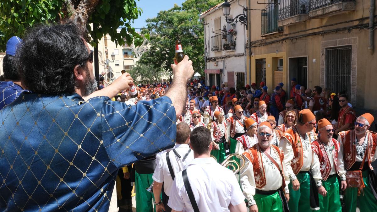 Un cristiano brindando por los moros en el caluroso Traslado de San Antón.