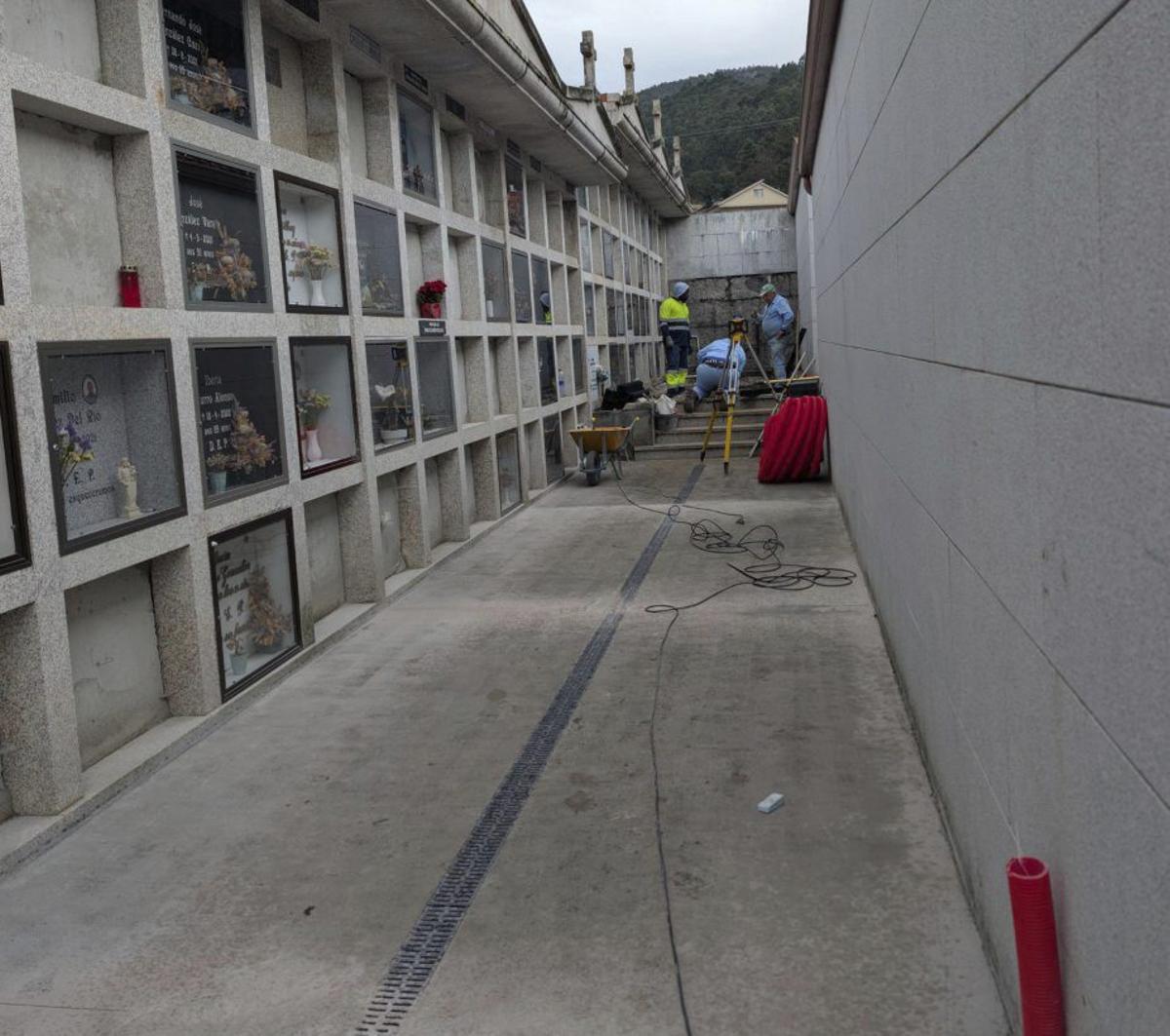 Operarios, trabajando esta semana en unas escaleras interiores. | FDV