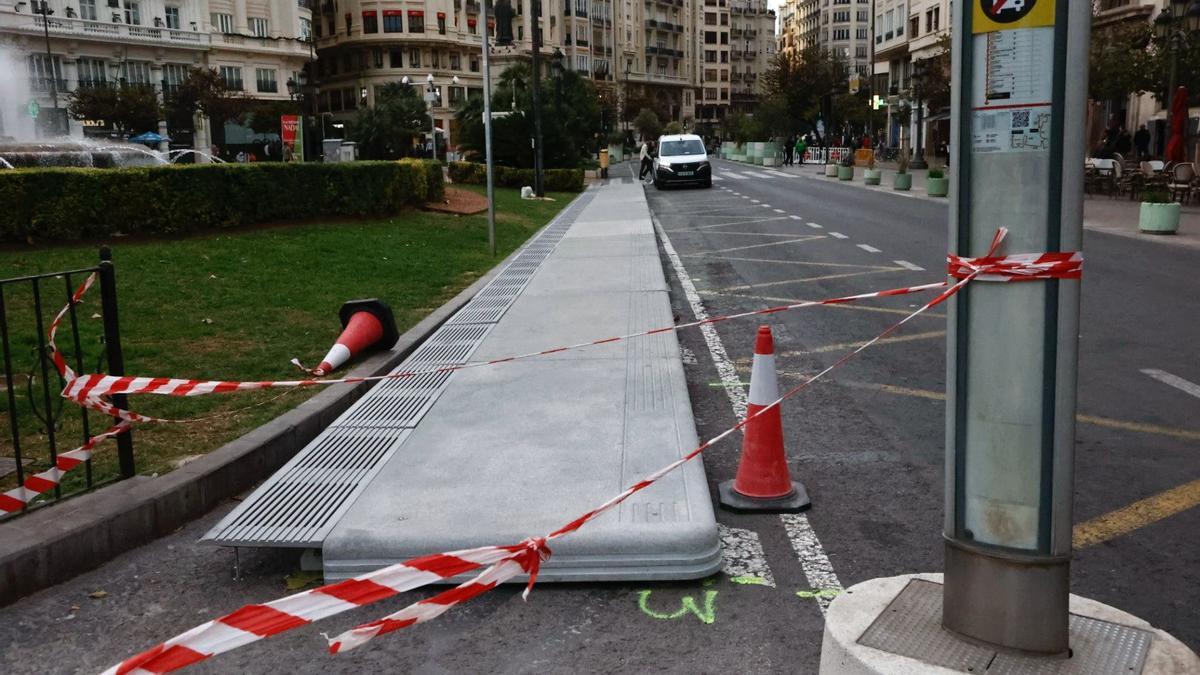 Primeros trabajos para ubicar la parada de la EMT en la plaza del Ayuntamiento.