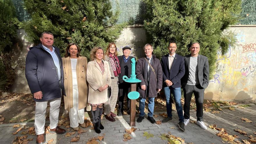 El escritor Víctor Juan descubre su monolito en Monzón e inaugura la Feria del Libro Aragonés