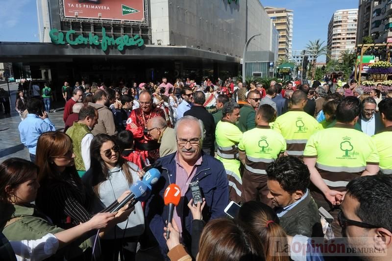 Concentración en la Avenida de la Libertad por la quema de la escultura floral