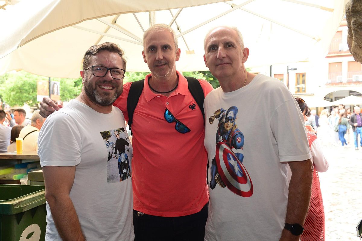 Roberto Blanco (izquierda), que ha renovado como entrenador del Cáceres de baloncesto, en las cañas de la feria placentina.