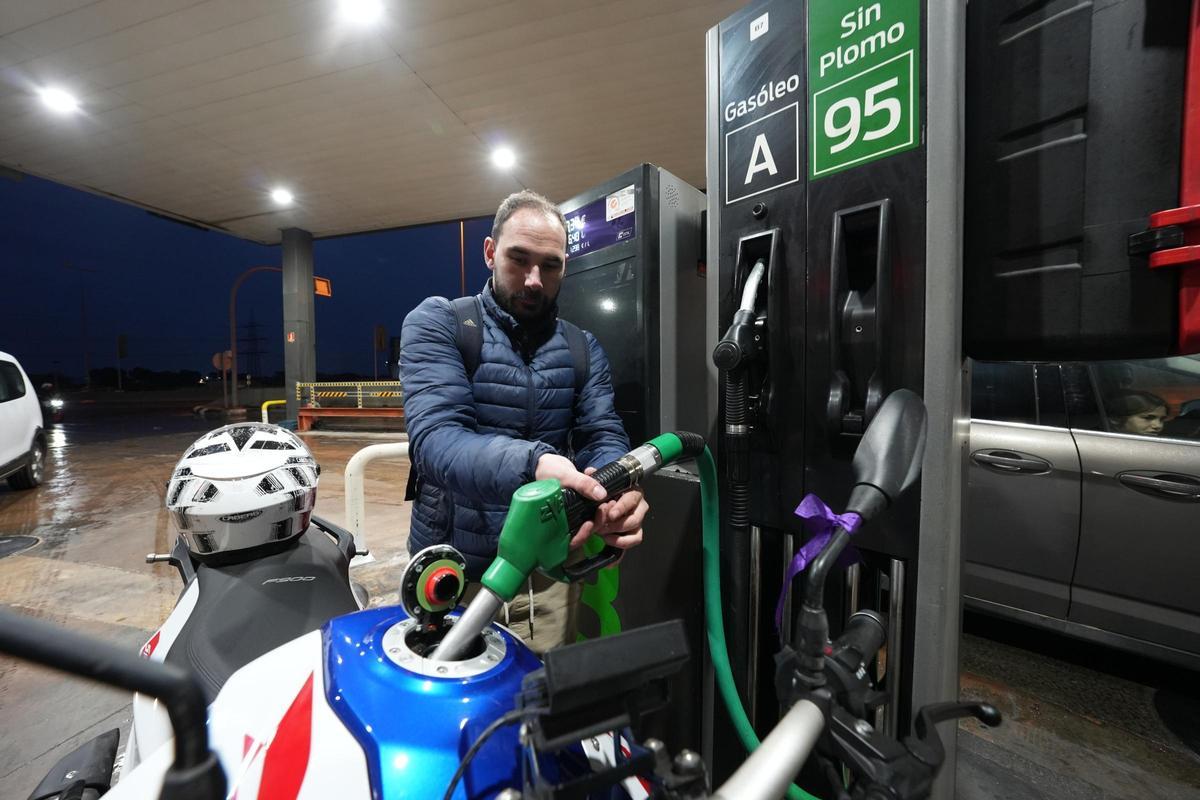 Un conductor reposta en una gasolinera de la provincia de Castellón.