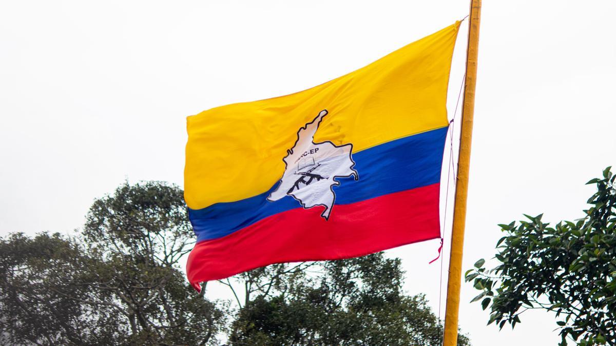 Una bandera del Estado Mayor Central de las FARC de Colombia.
