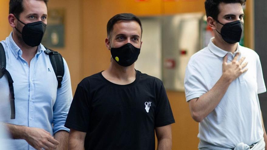 Borja Jiménez, en el centro, junto a Juan Giménez y Carlos Rosende. | // RCD