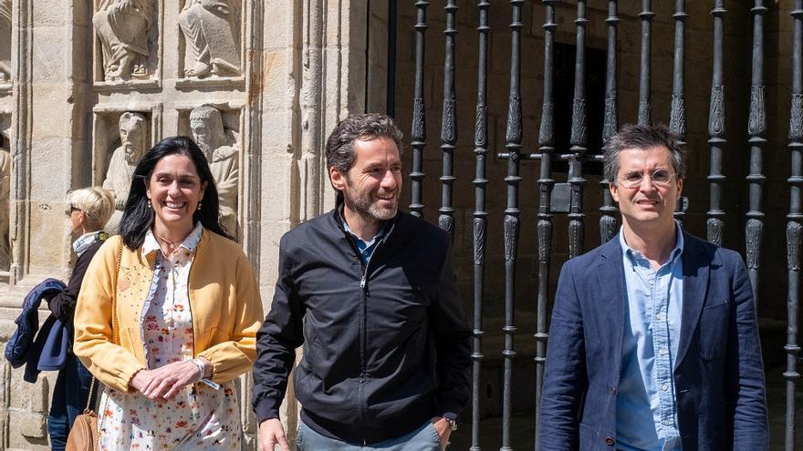 El candidato del PPdeG a la Alcaldía, Borja Verea, y el portavoz de campaña del PP, Borja Sémper, durante su paseo por Compostela.