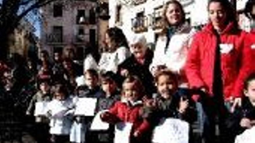 Los alumnos celebran enla plaza el Día de la Paz