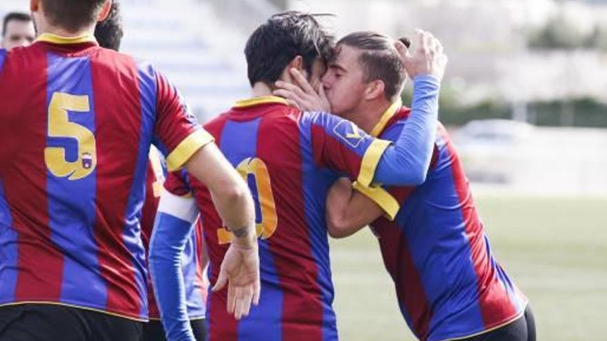 Los goleadores azulgranas se besan tras un gol.