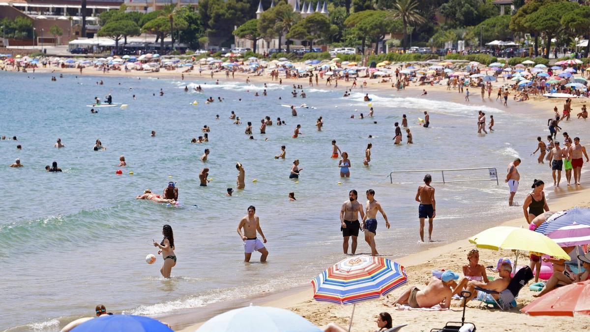 Anar a la platja és una forma de minimitzar la calor, així de plena n'estava una de la Costa Brava el cap de setmana.