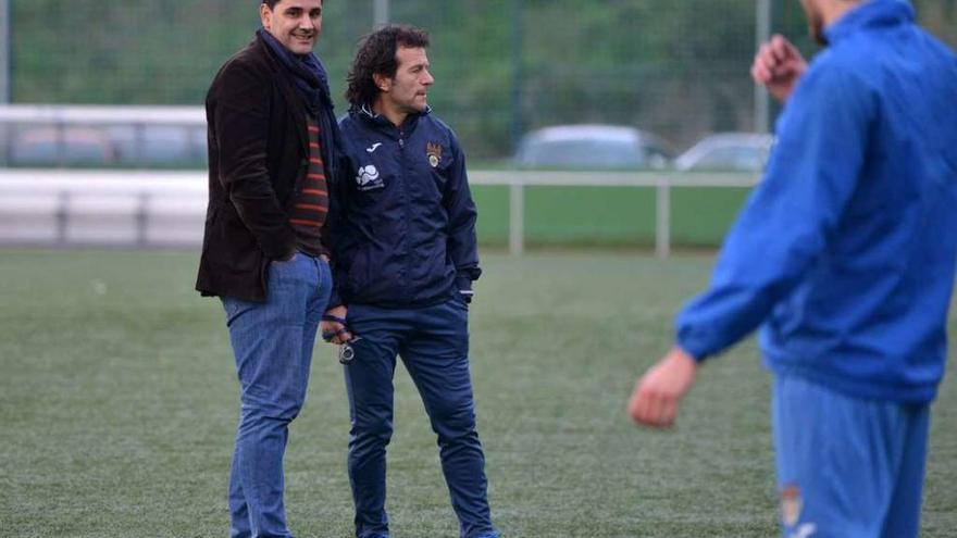 Luisito y Roberto Feáns charlando durante un entrenamiento celebrado en Príncipe Felipe. // Gustavo Santos