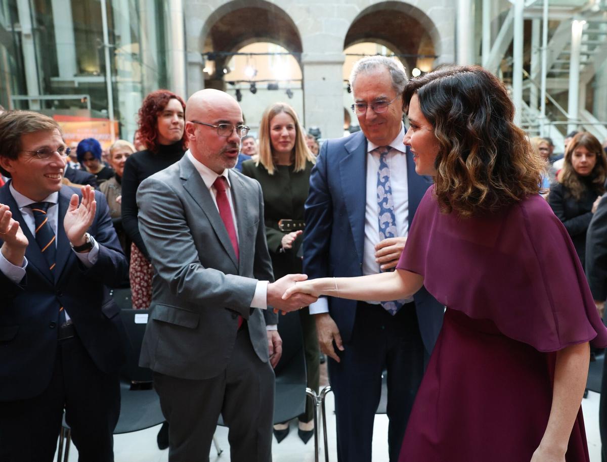 03/12/2024 La presidenta de la Comunidad de Madrid, Isabel Díaz Ayuso, saluda al delegado del Gobierno en la Comunidad de Madrid, Francisco Martín, durante el acto conmemorativo de celebración del 46º aniversario de la Constitución Española en la Real Casa de Correos, a 3 de diciembre de 2024, en Madrid (España). Durante el acto, participa la Orquesta Filarmónica de exiliados venezolanos y el dúo peruano formado por Alejandro y Maria Laura, afectados por la DANA de Valencia y con cuya actuación la Comunidad de Madrid quiere hacer un homenaje a todas las víctimas de esta catástrofe y mandar un mensaje de apoyo y esperanza. La Comunidad de Madrid celebra el 46º aniversario de la Constitución española con retos y concursos didácticos diseñados para que los alumnos de la región se acerquen y conozcan mejor la Carta Magna sometida a referéndum el 6 de diciembre de 1978. POLITICA Marta Fernández Jara - Europa Press