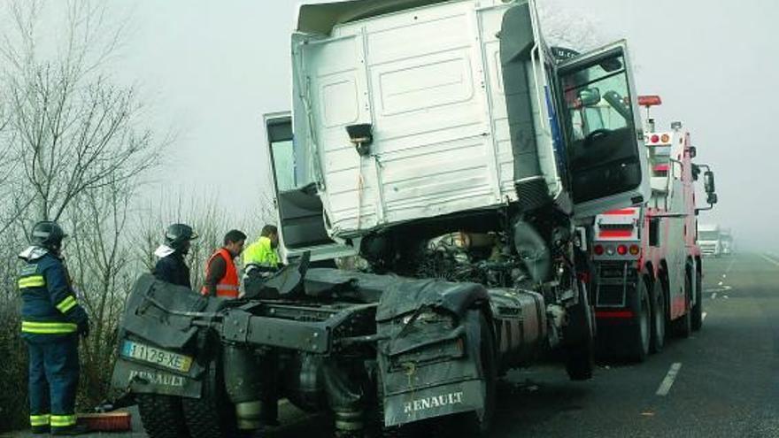 Actuación de los bomberos en un accidente ocurrido en la comarca de Aliste.