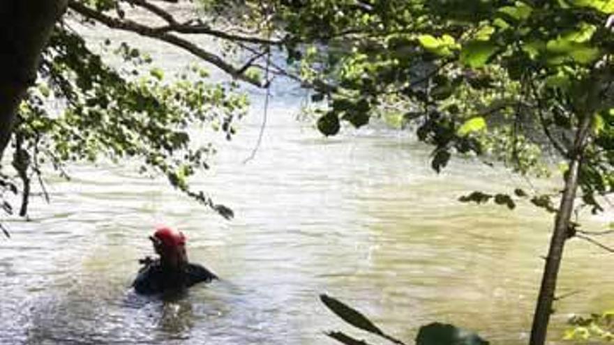 Los agentes de GEAS durante la búsqueda en el Ebro.