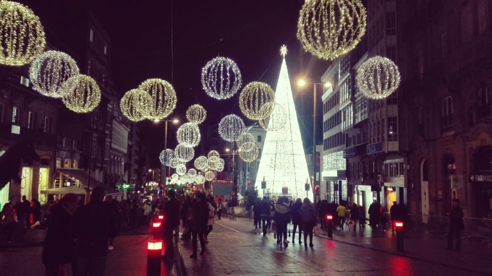 Vigo disfruta ya de su alumbrado de Navidad.