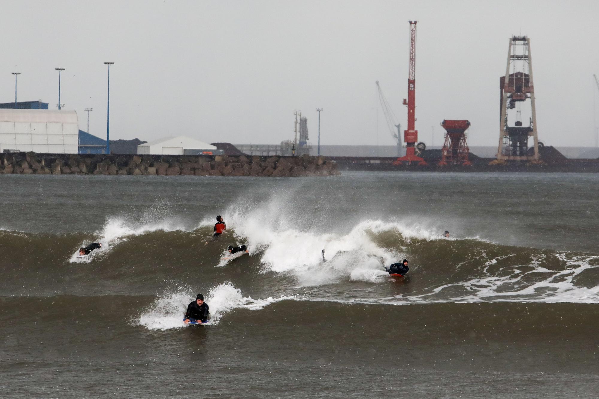 Los surfistas llegan a Poniente