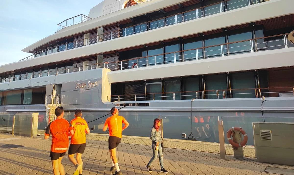 Paseantes, turistas y 'runners' se fijan en el megayate de Steven Spielberg amarrado estos días en Tarragona.