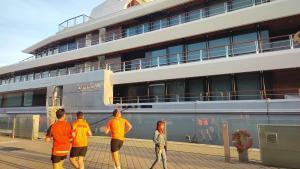 Paseantes, turistas y runners se fijan en el megayate de Steven Spielberg amarrado estos días en Tarragona.
