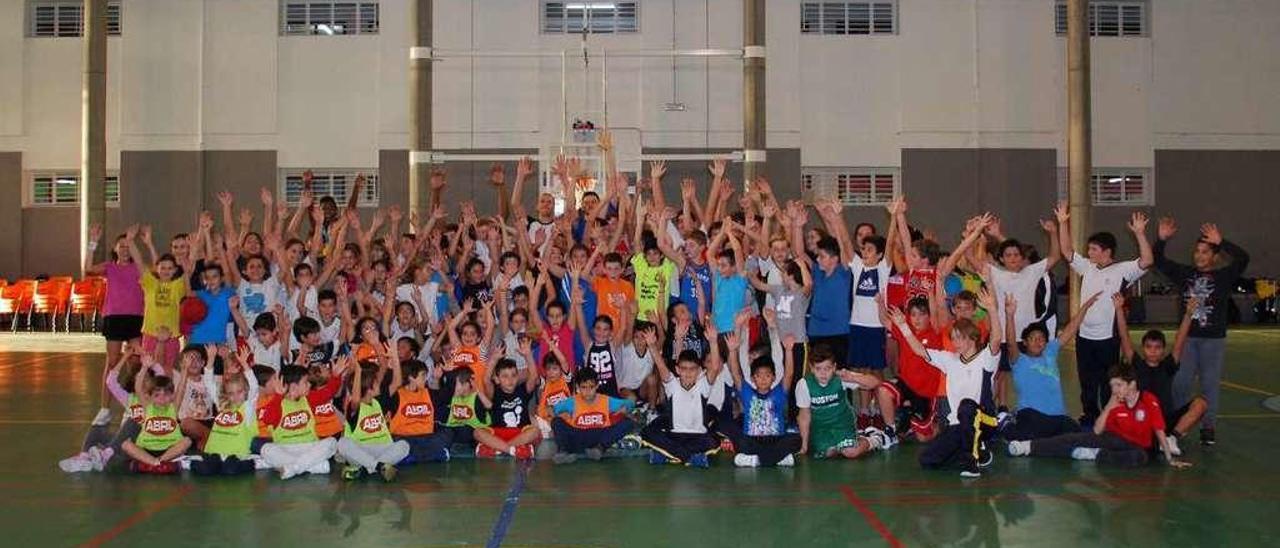 Reggie Johnson, Verners Kohs y Daniel Trist, ayer, con las escuelas del Bosco-Salesianos. // FdV