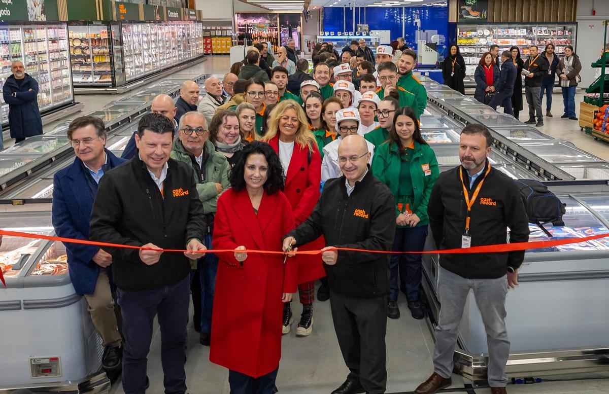 Margarita Lamela, flanqueda por Francisco Crespo, izquierda, y José Manuel Ferreño, en la inaguración.
