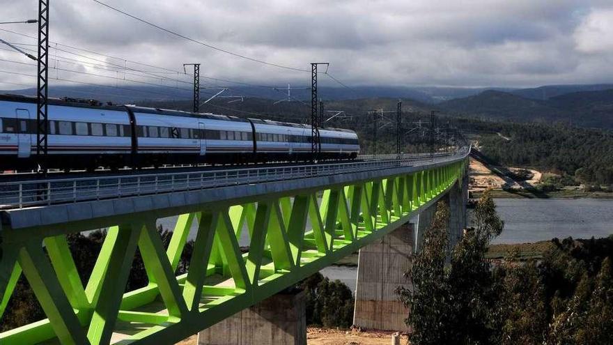 Tren del Eje Atlántico a su paso por el viaducto sobre el río Ulla, durante el primer viaje en pruebas en 2015.