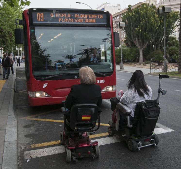 Las mujeres, que tienen problemas de movilidad, se han puesto frente al autobús durante casi una hora en la parada de Óscar Esplá