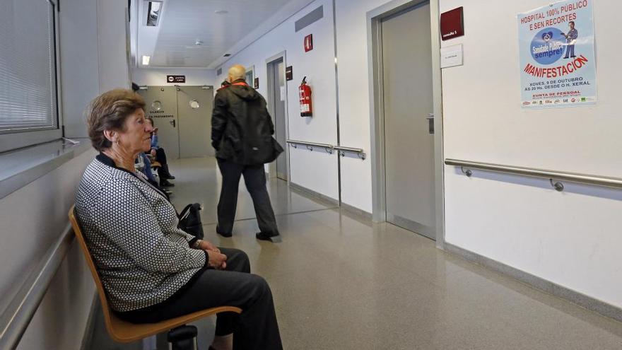 Pacientes a la espera de pasar a consulta en Vigo. // Marta G. Brea