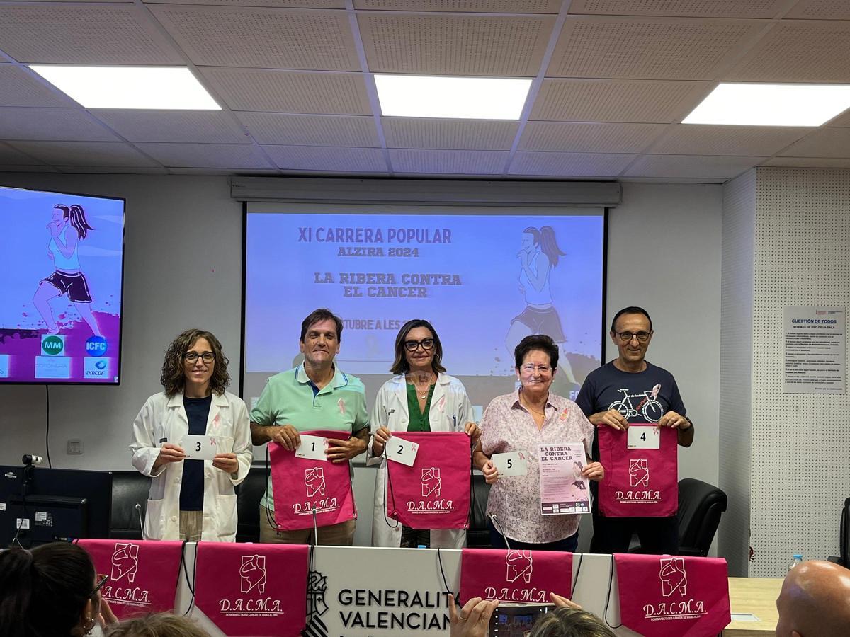 Muestra de los dorsales y obsequios que se entregarán a los participantes.