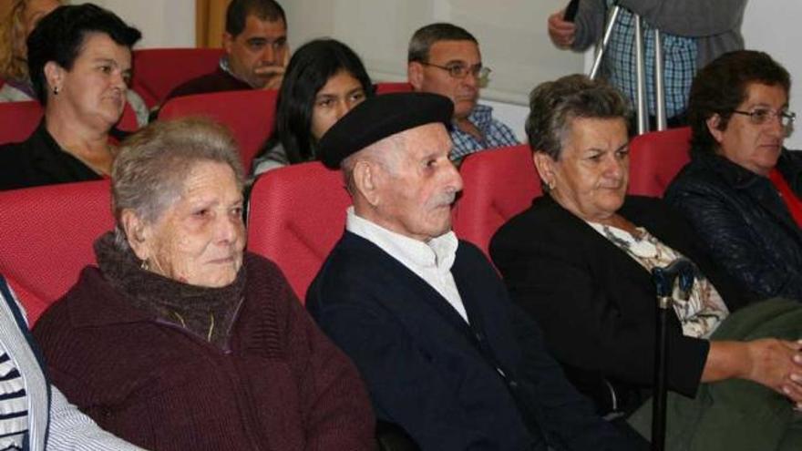 Por la izquierda, Florentina Pérez Álvarez y Félix González García, ayer, durante el homenaje, en Salas.