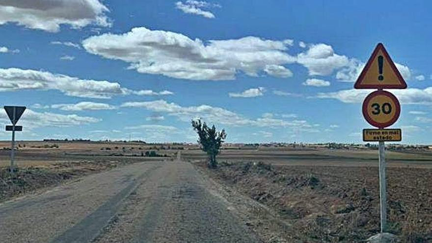 Carretera desbrozada por el Ayuntamiento de Arcenillas.