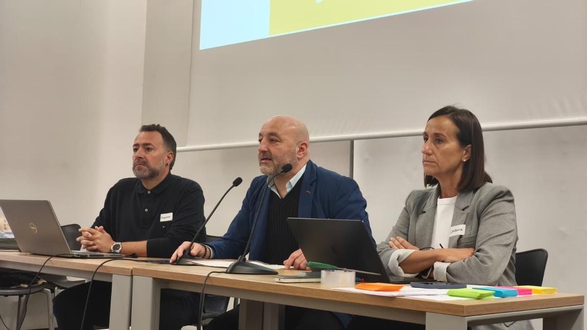 Por la izquierda, Alejandro López, Guzmán Pendás y Covadonga Landín, en el Antiguo Instituto, durante la jornada.