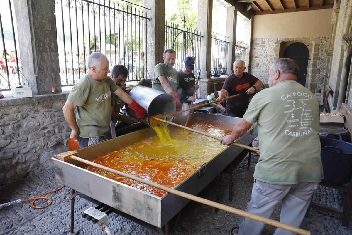 Comida popular en Villoria, Laviana, para celebrar a San Antonio: así está siendo la celebración