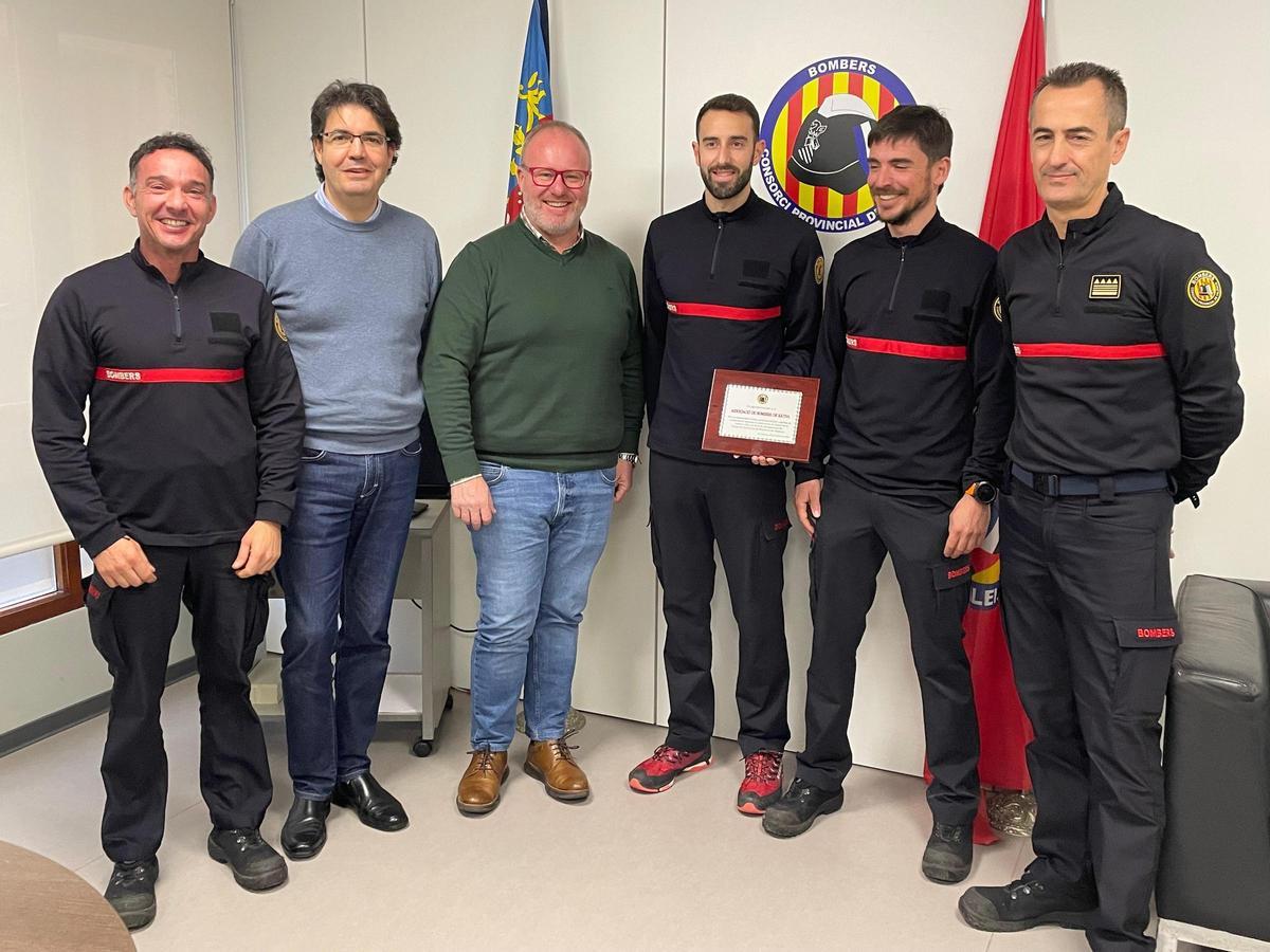 El diputado Avelino Mascarell entregó el reconocimiento a los bomberos de Xàtiva.