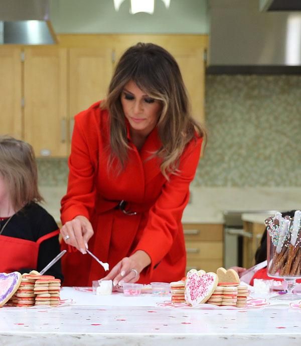Melania Trump con abrigo rojo de Calvin Klein