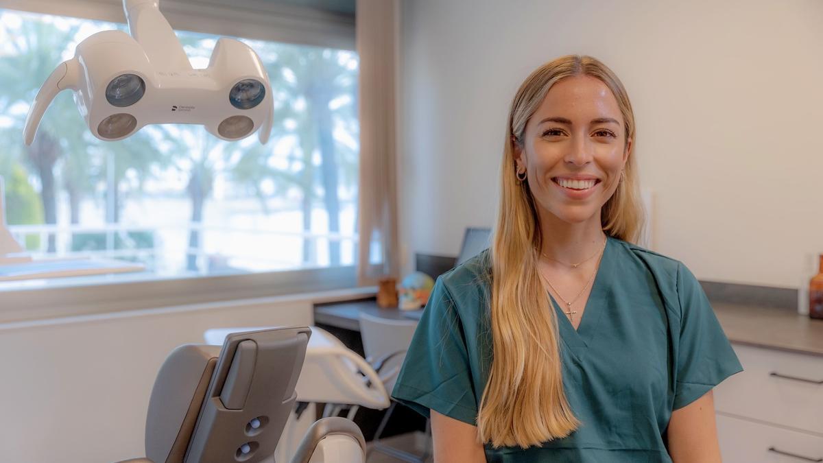La doctora Lourdes Tur es especialista en Medicina, Cirugía e Implantología Oral Medicina Estética.