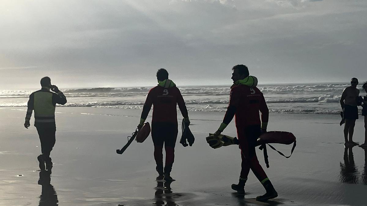 Angustiosa operativo de rescate en Salinas: buscan a un bañista arrastrado por la corriente