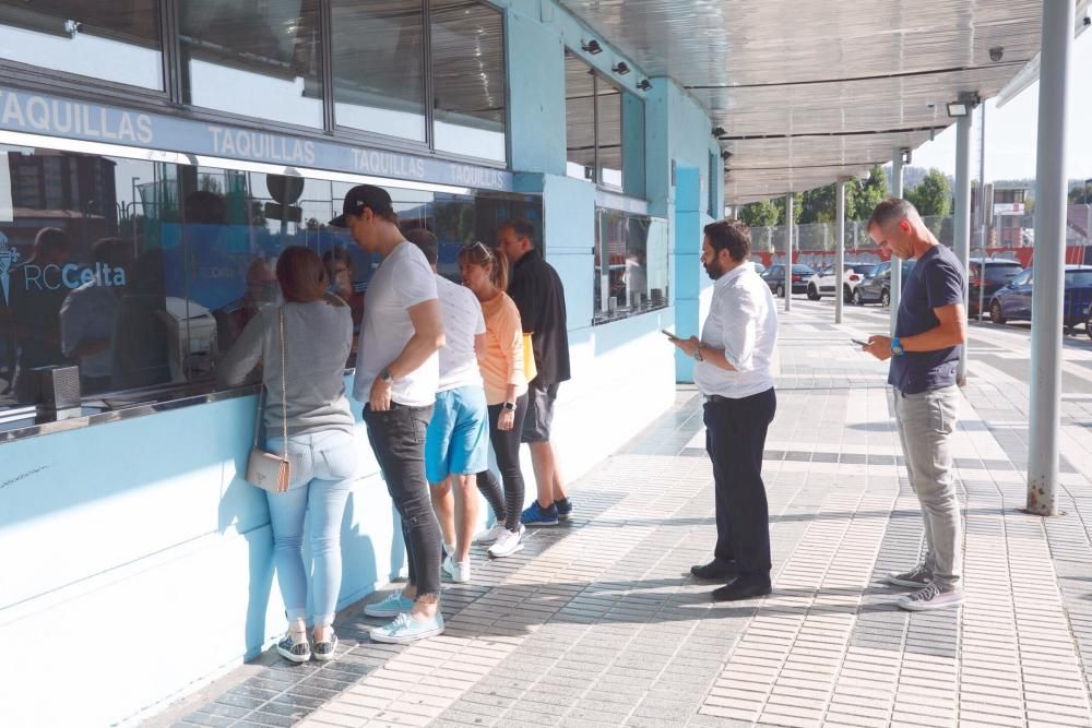 Colas en Balaídos para hacerse con una entrada para el Celta - Real Madrid