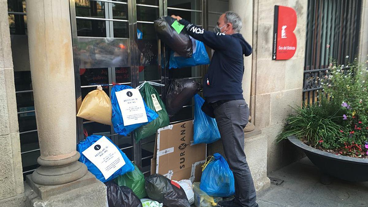 Concentración en Sant Andreu contra el sistema Porta a Porta de recogida de basuras.