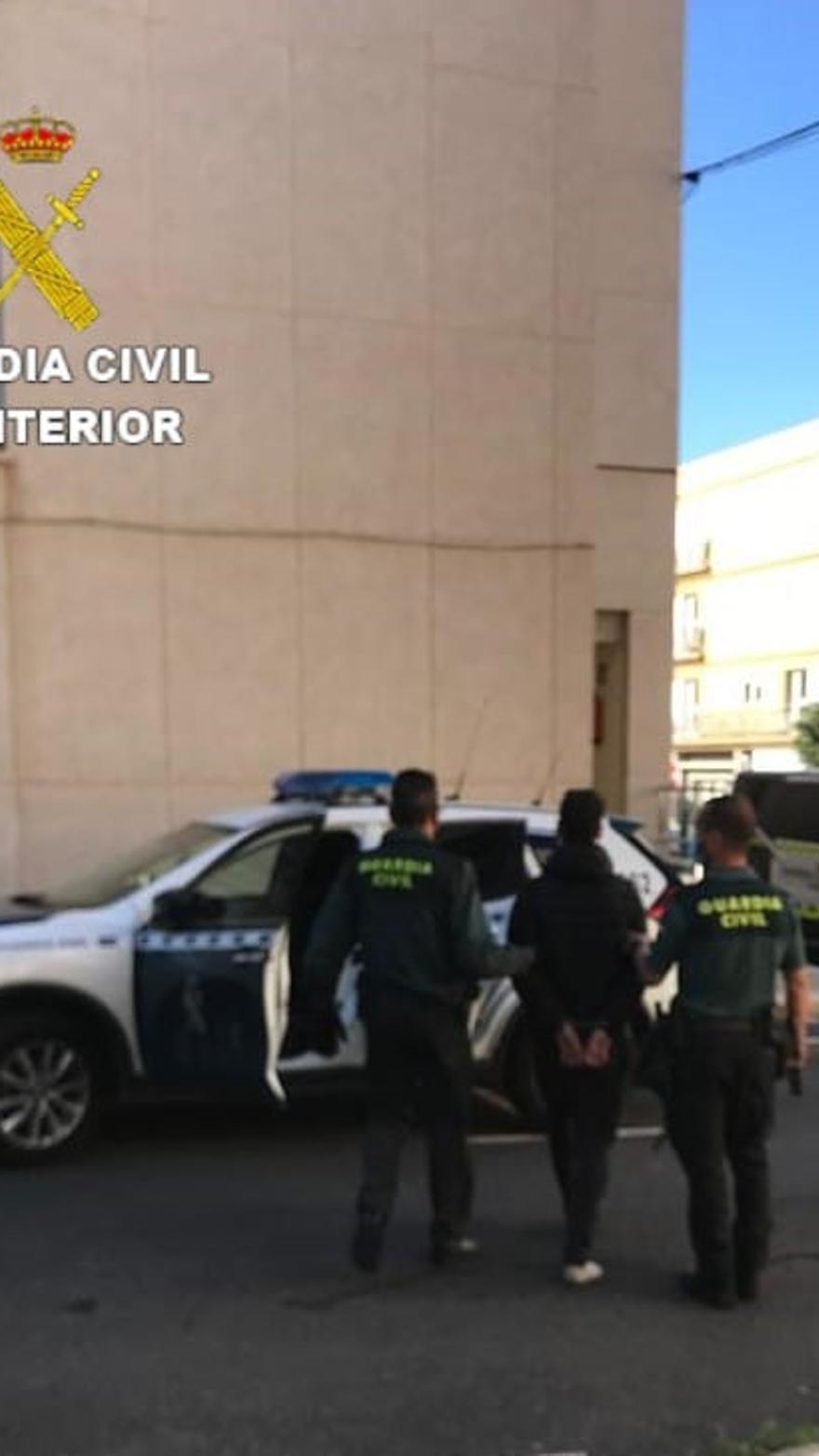 La Guardia Civil con uno de los detenidos por los robos en La Aldea de San Nicolás.