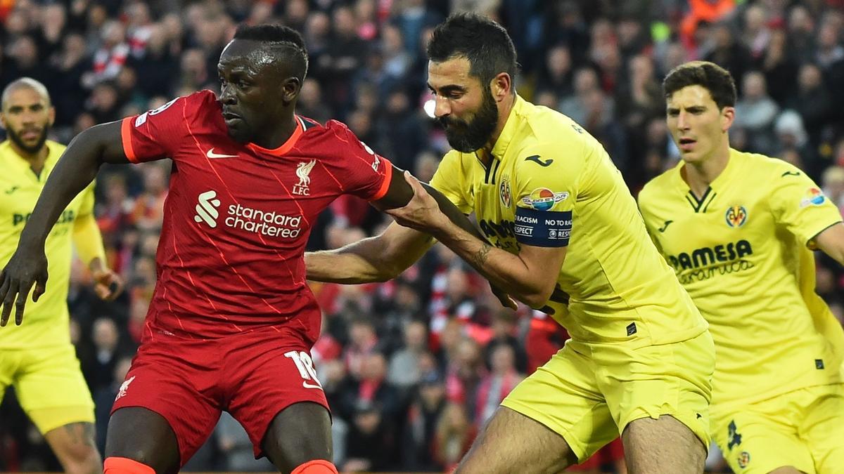 Raúl Albiol (d) intenta frenar a Mané en el Liverpool - Villarreal de la ida de semifinales de Champions.