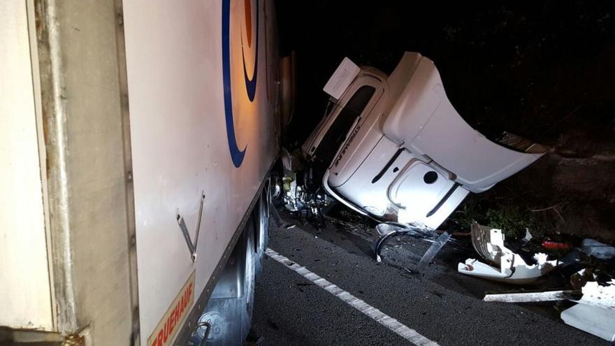 La cabina del camió accidentat