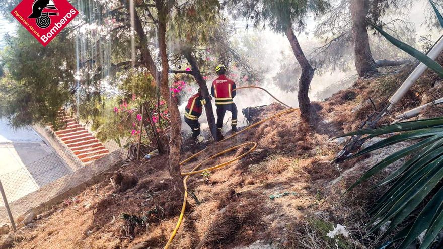 Declarado un incendio de matorrales en las faldas de la ladera de la Urbanización Mont Benidorm