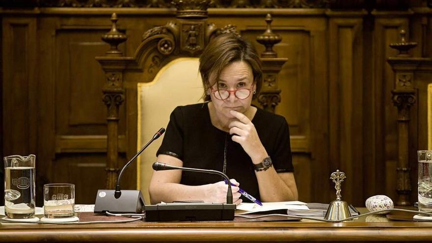 Carmen Moriyón sigue el debate desde la presidencia del Pleno.