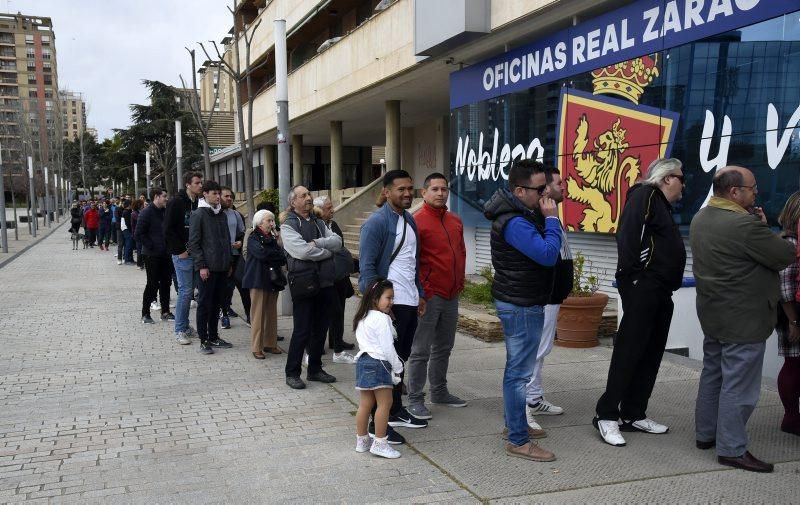 Largas colas para adquirir entradas para el derbi aragonés