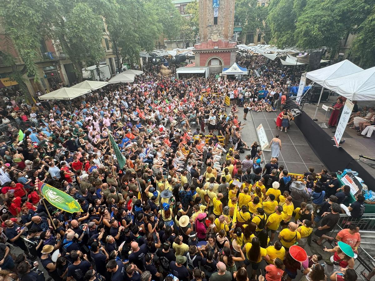 Vecinos y participantes celebran en la plaza Rovira el premio obtenido por su decoración durante la Festa Major de Gràcia