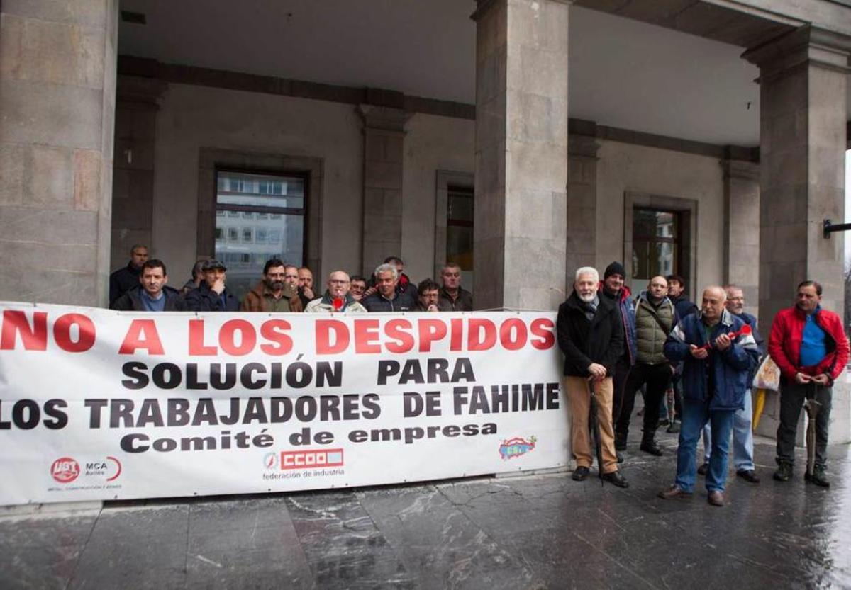 Los trabajadores de Fahime, ayer, ante la sede de la Consejería de Industria.