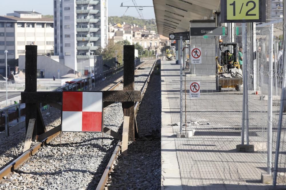 Obres a les andanes de l'estació de Renfe i al parc Central