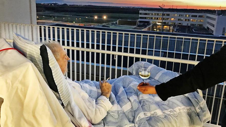 Un hospital compleix l&#039;últim desig d&#039;un pacient: fumar i beure vi